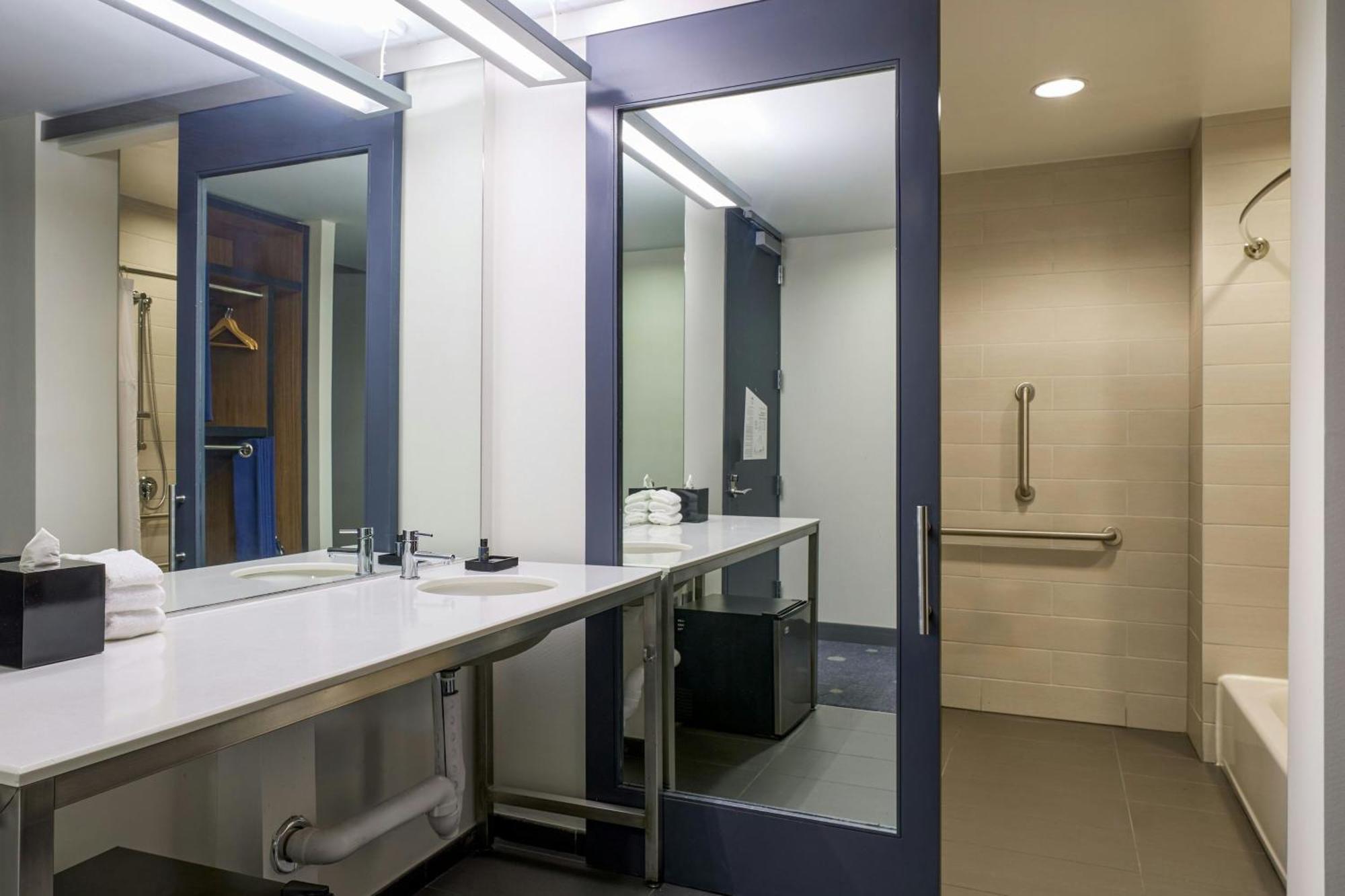 Aloft Downtown Hotel 4*